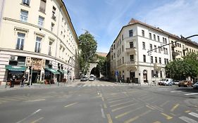Attila Apartment near Castle district